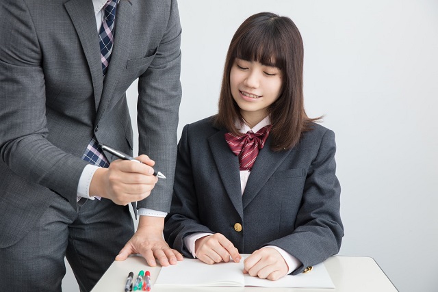 女学生に教える