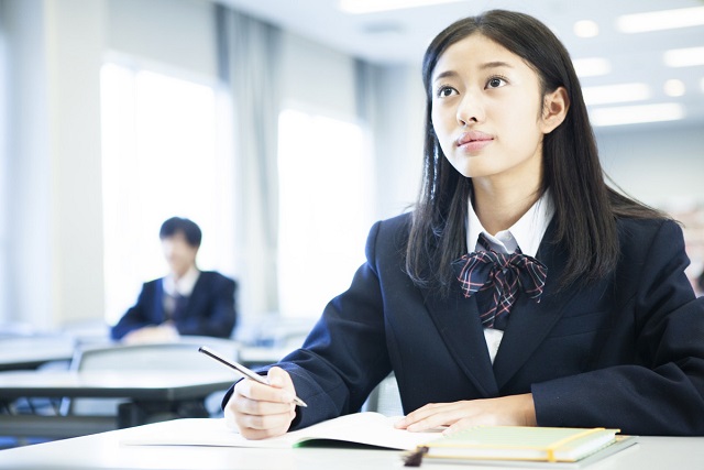 勉強する女子学生